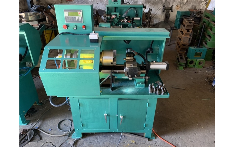 如何調(diào)整自動(dòng)儀表車床的主軸軸承間隙？